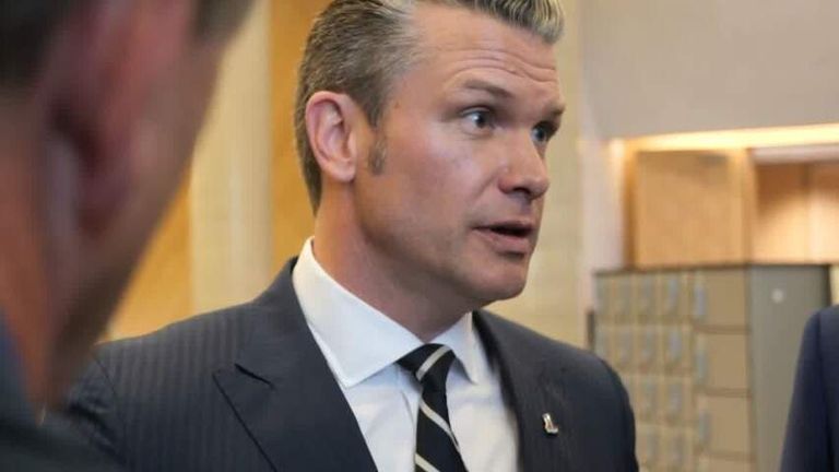 Americký ministr obrany Pete Hegseth mluví s reportéry v NATO v Bruselu