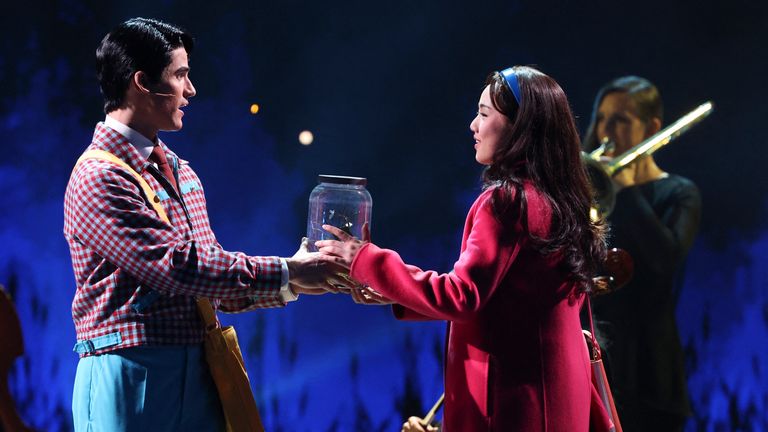 Helen J Shen a Darren Criss provádějí číslo z "Možná šťastný konec" Na 78. výroční ceny Tony v New Yorku, USA, 8. června 2025