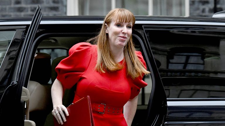 Angela Raynerová dorazí na schůzku kabinetu na 10 Downing Street.  Pic: Reuters
