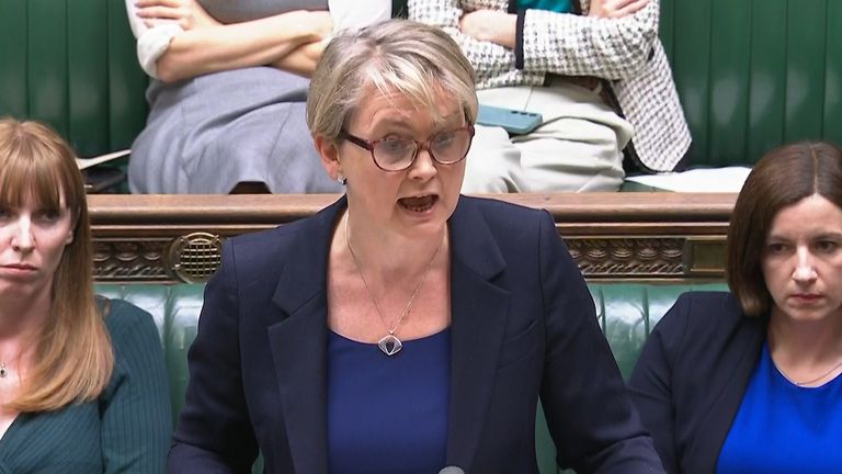 Yvette Cooper vydává prohlášení v Londýně Sněmovny v Londýně o zjištěních baronky Caseyho o gangech pro péči.  Pic: Pa