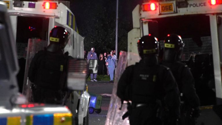 Ohňostroje a láhve hodené na policii v Portadownu v páté po sobě jdoucí noci v Severním Irsku