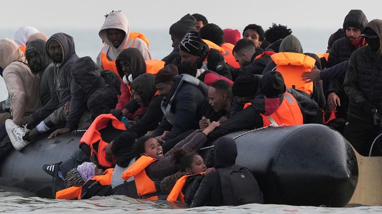Lidé se domnívali, že jsou migranti, kteří se škubají na palubě malé lodi opouštějící pláž ve Francii Gravelines ve Francii, ve snaze dostat se do Velké Británie překročením anglického kanálu. Datum obrázku: Sobota 31. května 2025. Foto kredit by měl číst: Gareth Fuller/PA Wire 