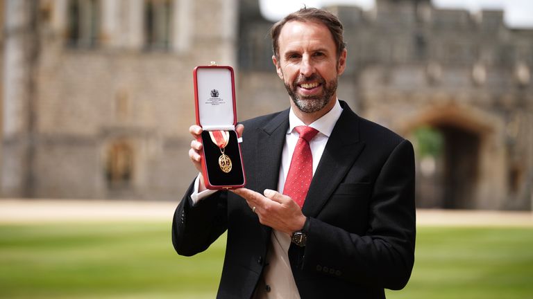 Gareth Southgate pózuje poté, co byl během ceremoniálu investování na hradu Windsor na hradu Windsor na hradu Windsor.  Pic: Pa