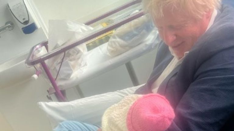 Boris Johnson se svou novou dcerou Poppy Eliza Josephine Johnson. Pic: Carrie Johnson/Instagram