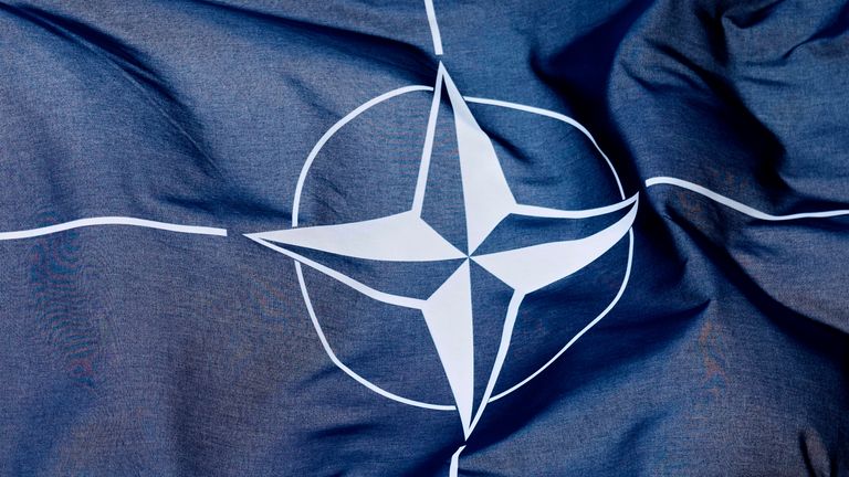 Vlajka NATO má vlny ve větru před místem před nadcházejícím summitem NATO v Haagu v Nizozemsku v pondělí 23. června 2025. (AP Photo/Markus Schreiber)