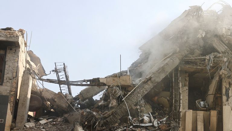 Kouř stoupá z poškozené budovy po následcích izraelských úderů v Íránu Teheránu.  Pic: Wana/Reutes