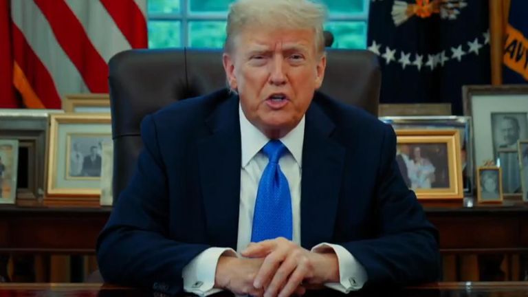 Prezident Trump u svého stolu učinil prohlášení o zákazu cestování