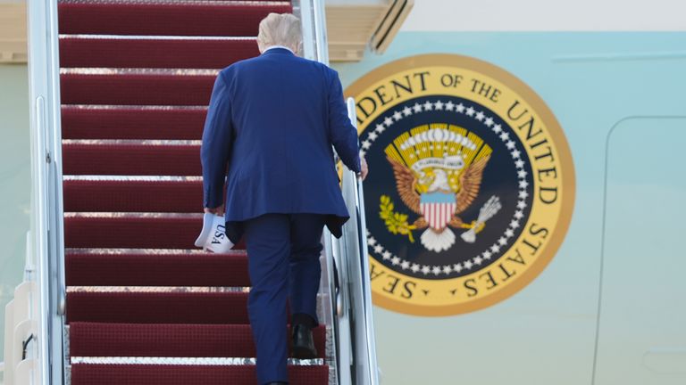 Prezident Donald Trump představuje Air Force One, úterý 24. června 2025, na společné základně Andrews, MD, na cestě do Haagu, aby se připojil k světovým vůdcům, kteří se shromáždili v Nizozemsku na dvoudenní summit NATO. (AP Photo/Manuel Balce Ceneta)
