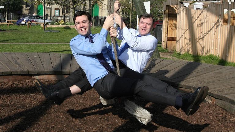 Ministři Ed Balls a Andy Burnham hrají na houpačkách v Slade Gardens Adventure Playground v Brixtonu, aby spustili konzultační dokument o
