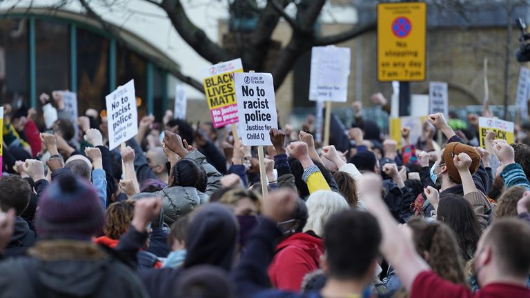 Lidé demonstrují mimo policejní stanici Stoke Newington v Londýně, za zacházení s černou patnáctiletou školačkou, která byla v jejím období prohledávána policií. Žádost střední školy - označovaná jako Child Q - zahájila občanskoprávní řízení proti metropolitní policii ohledně vyhledávání dvěma ženskými důstojníky, bez dalších přítomných dospělých, v roce 2020. Tři policisté byli vyšetřováni nezávislým úřadem pro policejní chování, což je dokončeno I