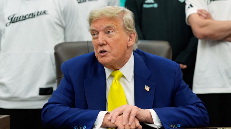 Prezident Donald Trump se setkává s členy fotbalového klubu Juventus v oválné kanceláři Bílého domu ve středu 18. června 2025 ve Washingtonu. (AP Photo/Alex Brandon)