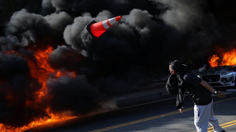 Během LA protestu hoří požáry. Pic: Reuters/Daniel Cole