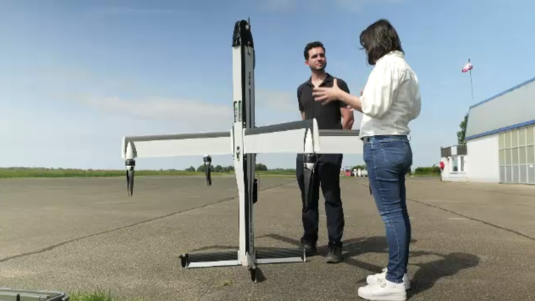 Siobhan Robbins s ostrým dronem a pilotem dronů