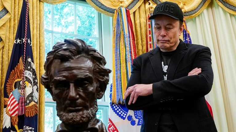 Elon Musk stojí v oválné kanceláři, aby se zúčastnil tiskové konference s Donaldem Trumpem. Pic: Reuters