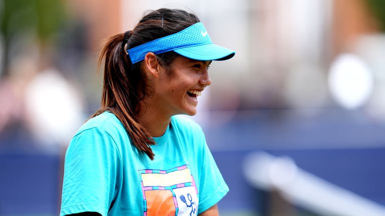 Emma Raducanu během tréninku v Queen's Clubu v Londýně. Pic: Pa