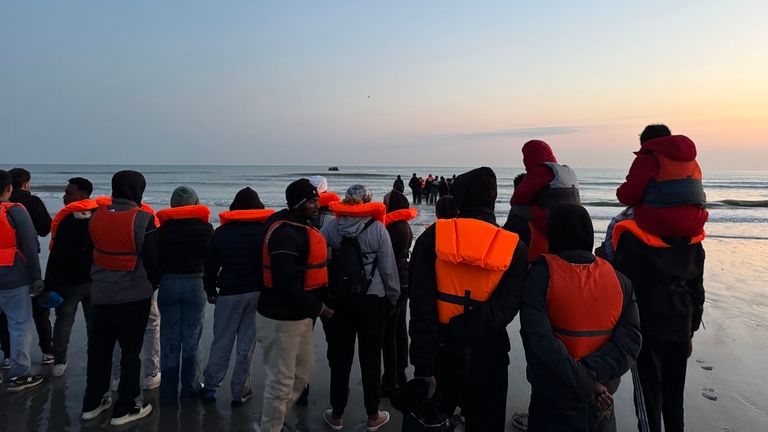 Migranti v Dunkirk ve Francii, připravující se na překročení anglického kanálu