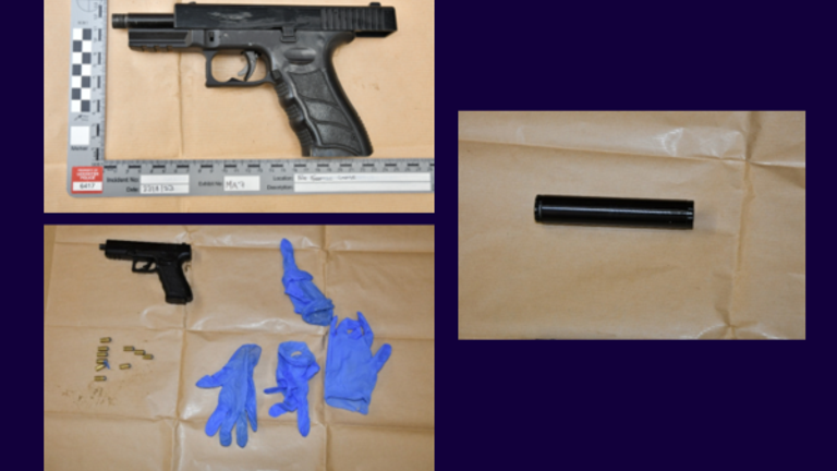 Každá „atentátní souprava“ obsahovala pistoli, tlumič, časopis a munici zabalený do latexových rukavic. Pic: Nottinghamshire Police