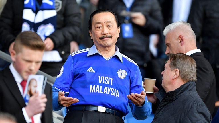 Majitel města Cardiff Vincent Tan na stáncích během zápasu Premier League na stadionu Cardiff City Stadium.