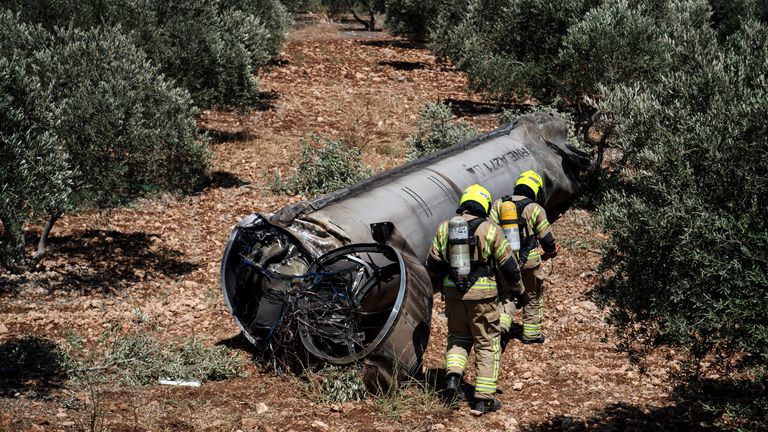 Členové izraelských zvláštních sil kontrolují pozůstatky podezřelé balistické rakety v severním Izraeli.  Pic: Reuters