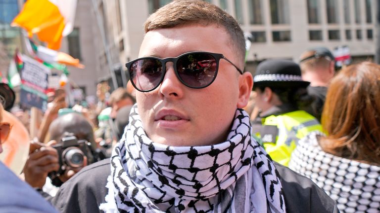 Liam Og O Hannaidh Kneecap opustí soud Magistrátového soudu v Londýně