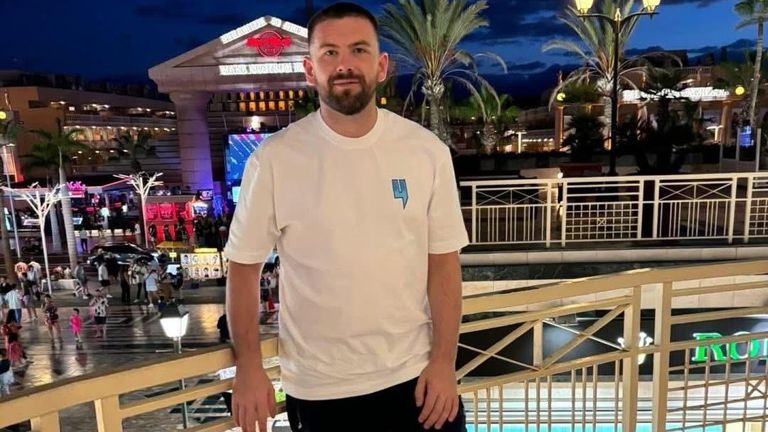 Greg mniši se opírají o zábradlí v resortu v Portugalsku