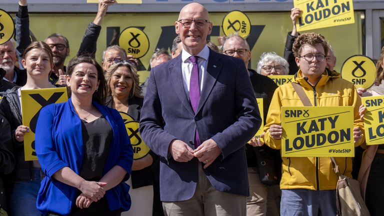 Vůdce SNP John Swinney se připojil k parlamentnímu kandidátovi Katy Loudon a party aktivisty mimo kampaň strany v Hamiltonu, Lanar