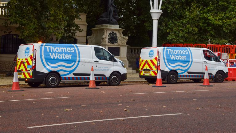 Thames Water Vans na opravárenském místě v Londýně. Obrázek: Istock