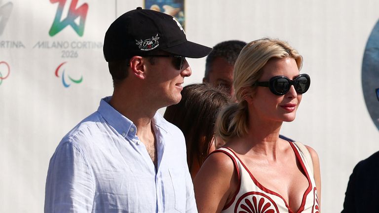 Ivanka Trump, dcera amerického prezidenta Donalda Trumpa, a její manžel Jared Kushner chodí na letišti v Benátkách Obrázek: Reuters 