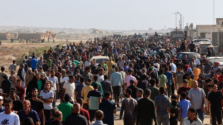 Palestinci přišli minulý týden sbírat pomoc z humanitárního nadačního centra v Gaze v Rafahu. Soubor Pic: Reuters 