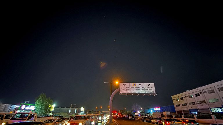 Na obloze přes Katar jsou vidět stopy poté, co íránské ozbrojené síly zacílily na základnu Al Udeid. Pic: Reuters