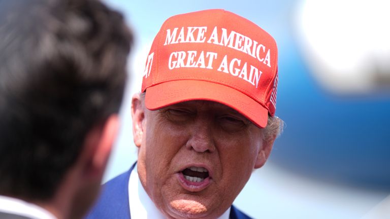 Prezident Donald Trump hovoří s reportéry při příjezdu na městské letiště v Morristown v Morristownu, NJ, pátek 20. června 2025. (AP Photo/Manuel Balce Ceneta)