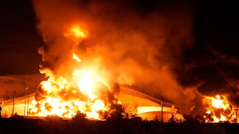 Plameny stoupají z úložiště ropy poté, co se zdálo, že byla zasažena izraelskou raketou v Teheránu. Pic: Ap