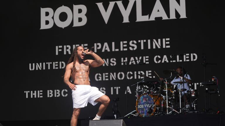 Člen Bob Vylan na jevišti. Pic: Pa