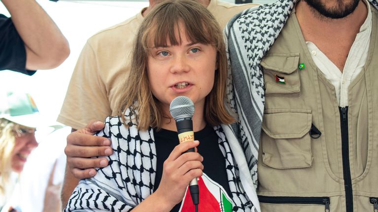 Aktivistka klimatu Greta Thunberg lemovala Thiago Avila z organizace pro lidská práva se setkává s novináři v Itálii v Katanii v neděli 1. června 2025 před jejich odchodem na Střední východ. (AP Photo/Salvatore Cavalli)