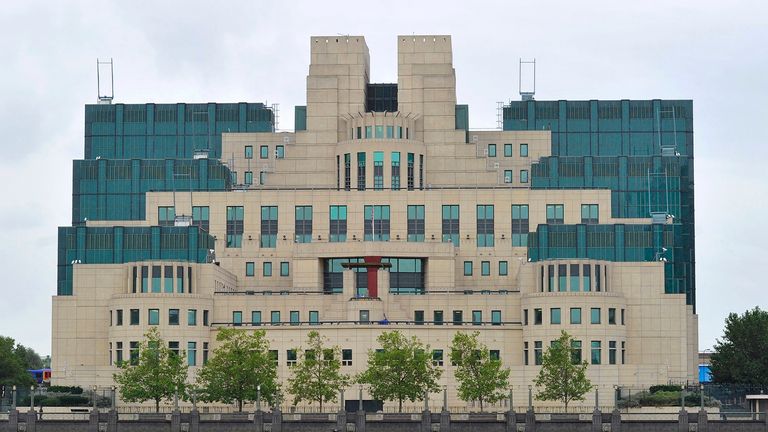 Motorboat prochází budovou MI6 ve Vauxhall v Londýně. Pic: Reuters