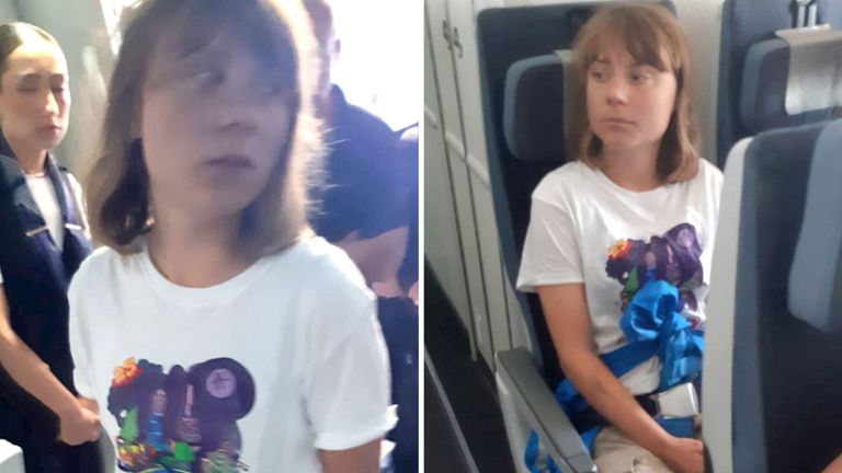Greta Thunberg sedí v letadle na místě uvedeném jako Tel Aviv.  Pic: Izrael ministerstvo zahraničí /X /Reuters