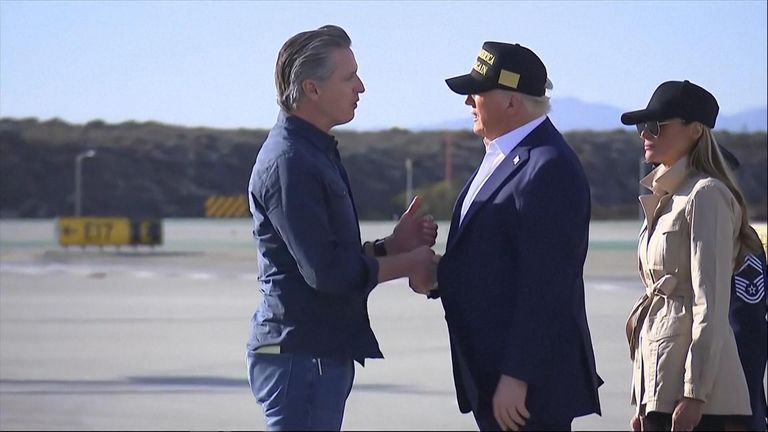 Prezident Trump sdílí firmu handshake s kalifornským guvernérem Newsom