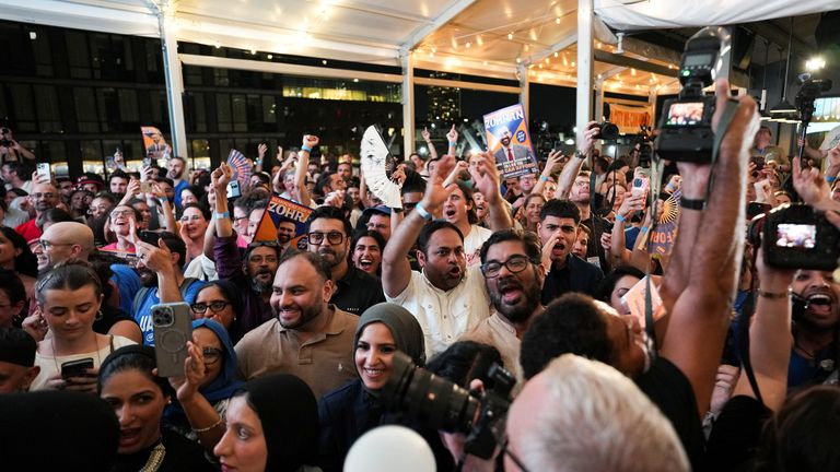 Příznivci reagují během Watch Party pro primární volby Zohrana Mamdaniho.  Pic: Reuters