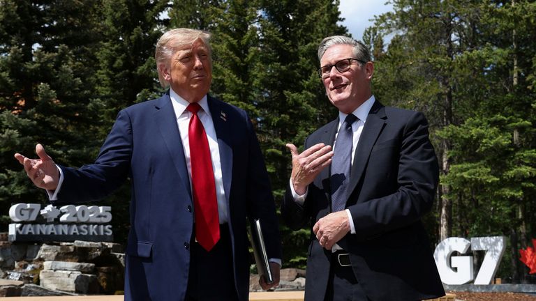 Donald Trump a Sr Keir Starmer na summitu G7 v Kananaskis, Alberta, Kanada. Pic: Reuters