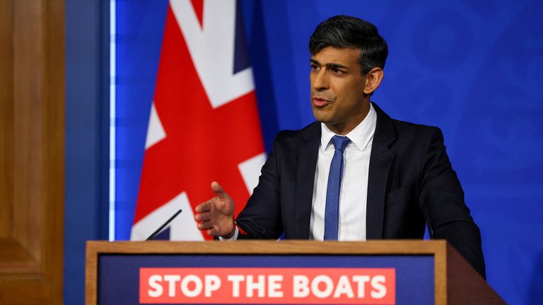 Obrázek: Reuters Britský premiér Rishi Sunak hovoří během tiskové konference na Downing Street v Londýně v Británii, 22. dubna 2024. Reuters/Toby Melville/Pool/Pool/Pool/Pool/Pool/Pool/Pool