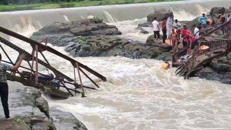 Záchranné dělníci stojí po kolapsu mostu přes řeku Indrayani v západoindickém městě v Pune. Pic: Ani / Reuters TV