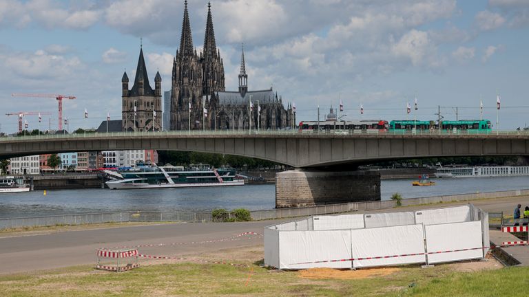 3. června 2025, Severní Rýn-Westphalia, Kolín nad Rýnem: Úřad pro veřejný řád natáhl širokou oblast pásky kolem míst, kde se nevyříznul