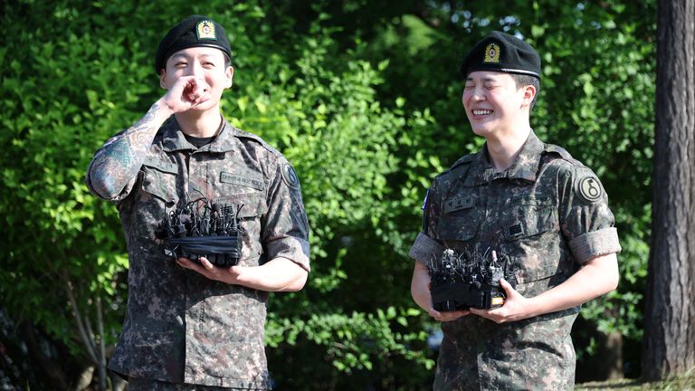 Členové BTS Jungkook a Jimin se zúčastní akce poté, co byli 11. června propuštěni z povinné vojenské služby Jižní Koreje. Pic: Reuters