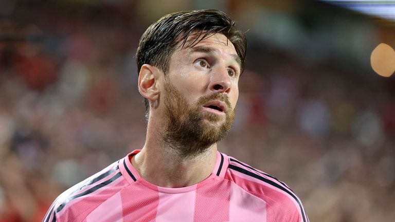 Miami Gardens, FL - 14. června: Lionel Messi (10) Inter Miami CF se dívá během hry FIFA Club World Cup Group A mezi Al Ahly FC v Inter Miami CF na stadionu Hard Rock 14. června 2025 v Miami Gardens na Floridě. (Foto: Chris Arjoon/Icon Sportswire) (icon Sportswire prostřednictvím AP Images)
