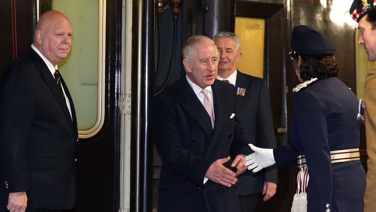 Král Charles dorazí na stanici Manchester Victoria na palubu královského vlaku. Pic: Pa
