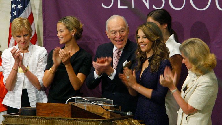 Leonard Lauder se připojí k Elizabeth Hurley a Estee Lauder Bosses, aby zazvonil úvodní zvon na newyorské burze v roce 2008. Obrázek: Reuters