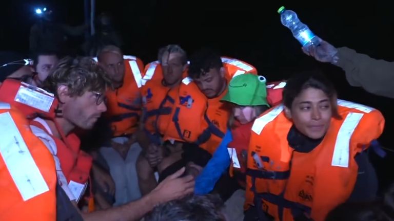 Great Thunberg a další aktivisté dostávají vodu a sendviče. Obrázek: Izraelské ministerstvo zahraničí