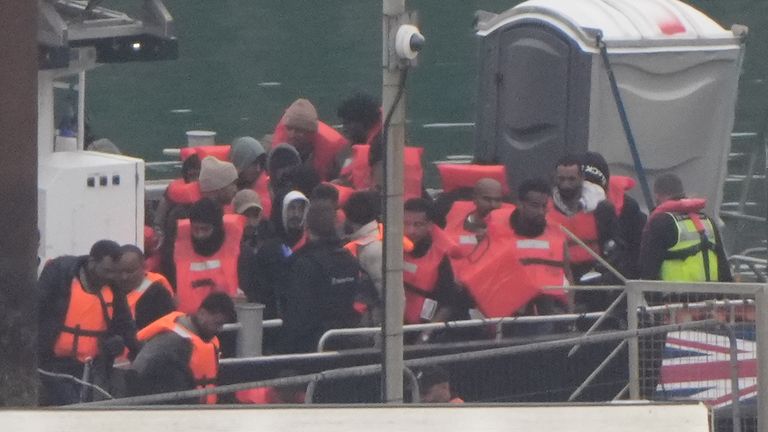 Ve středu jsou migranti přivedeni na Shore v Doveru v Kentu. Pic: Pa