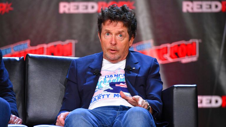 Michael J Fox na zádech do budoucího setkání v roce 2022. Obrázek: AP