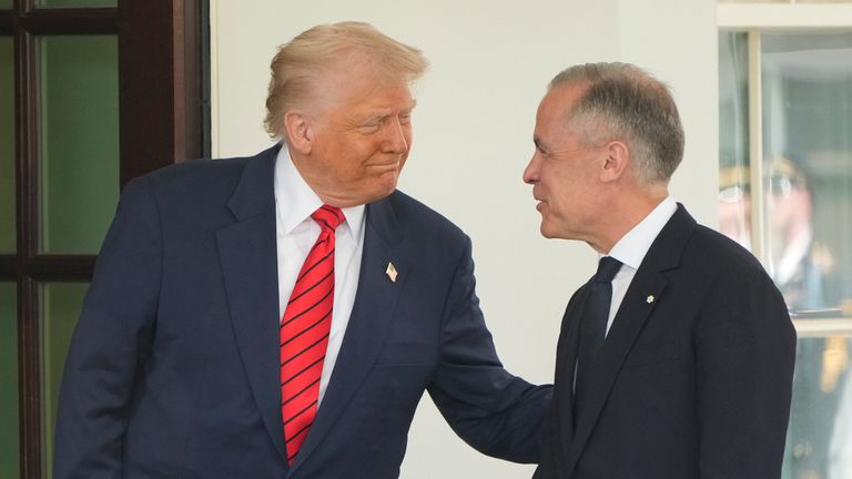 Kanadský premiér Mark Carney přivítá prezident Donald Trump, když dorazí do západního křídla Bílého domu v úterý 6. května 2025 ve Washingtonu. (AP Photo/Mark Schiefelbein)